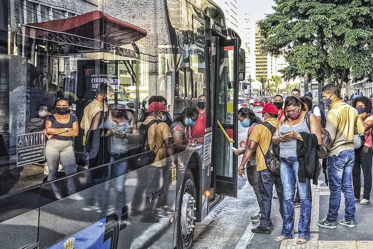 Fila no ônibus: veja quais cidades terão passe livre no domingo das eleições (Roberto Parizotti/Fotos Públicas)