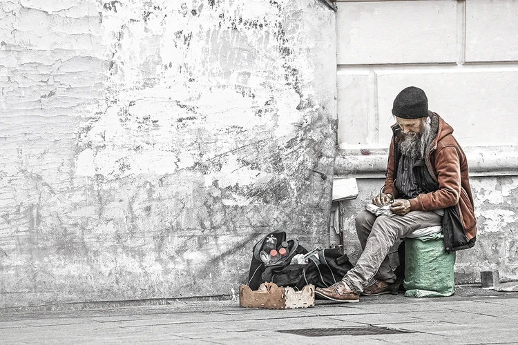 Morador de rua em Moscou: a pandemia acentuou a desigualdade social e a pobreza (Sergei Fadeichev/Getty Images)