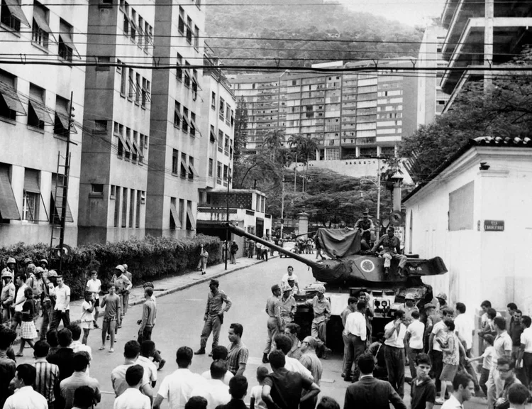 Golpe de 1964: movimentação política dos últimos dias e mudança no comando da cúpula militar fez ressurgir a palavra "golpe" (AFP/Getty Images)