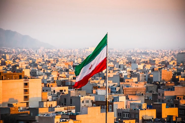 Bandeira iraniana em Teerã: governo do país negou envolvimento em atentado (Sir Francis Canker Photography/Getty Images)