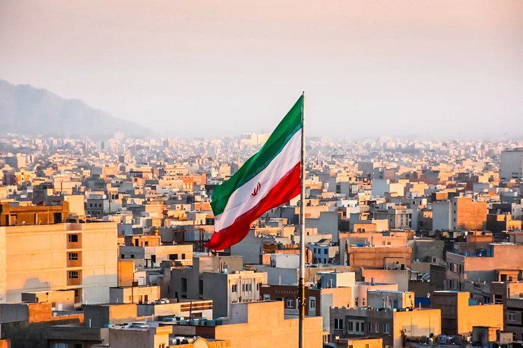 Bandeira iraniana em Teerã, Irã (Sir Francis Canker Photography/Getty Images)