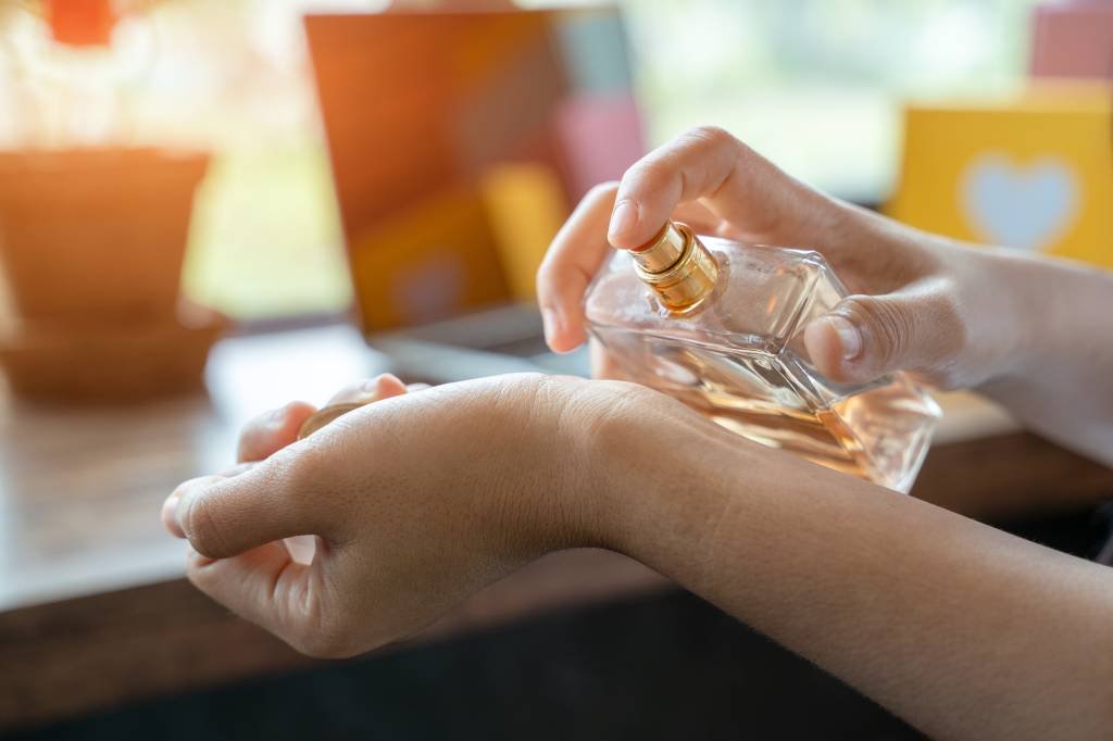 Dinheiro sujo, látex e pólvora: perfumes com aromas inusitados ganham popularidade