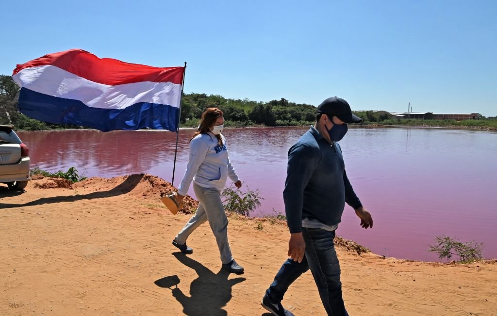 Moradores protestam nas margens de rio no Paraguai: seca intensa nos últimos meses (Getty Images/NORBERTO DUARTE/AFP)