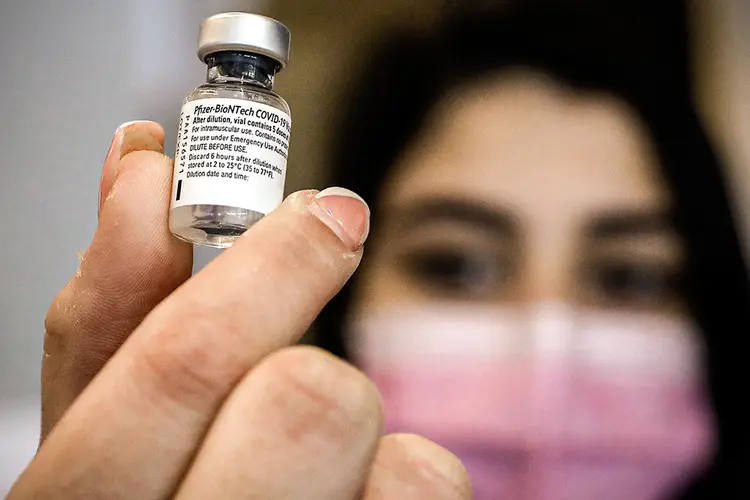 Vacina: doses da vacina da Pfizer visam abastecer o SUS para o ano de 2022 (Ahmad Gharabli/AFP/Getty Images)