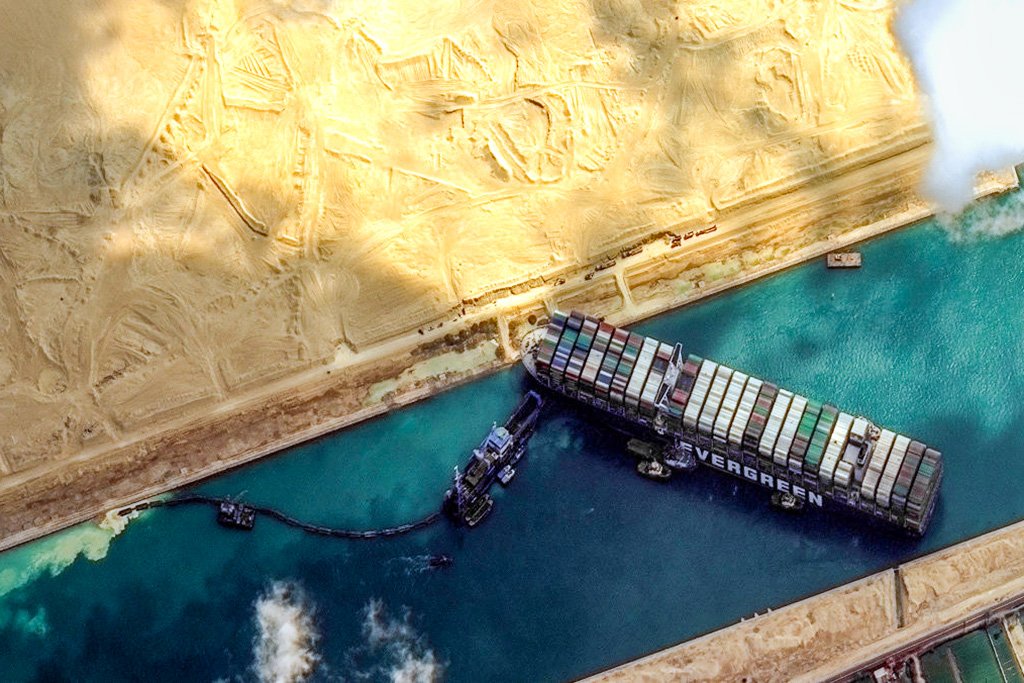 Foto de satélite do Ever Given encalhado: 90 milhões de dólares em prejuízo só ao governo egípcio (Satellite image (c) 2020 Maxar Technologies./Getty Images)