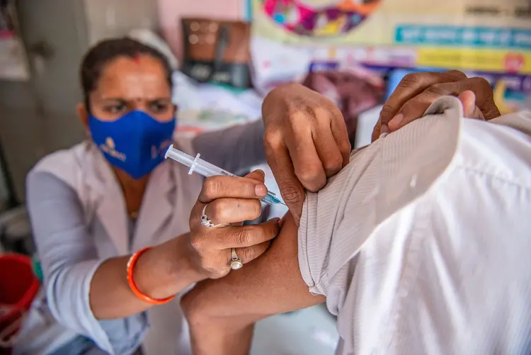 Vacinação: lista de enfermidades com prioridade na imunização foi atualizada nesta quinta-feira. (Pradeep Gaur/SOPA Images/LightRocket/Getty Images)