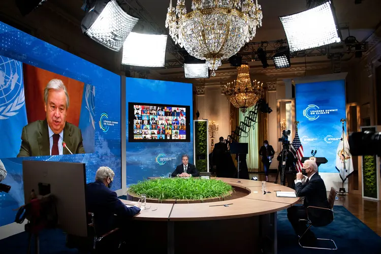 O presidente dos EUA, Joe Biden, durante a cúpula do clima, primeiro grande evento realizado pelo novo governo (BRENDAN SMIALOWSKI/Getty Images)