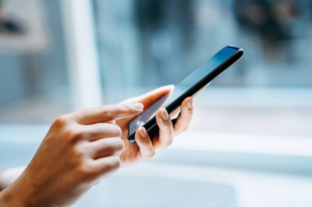 Uso de celular: empresas podem proibir seus funcionários no ambiente de trabalho? (d3sign/Getty Images)