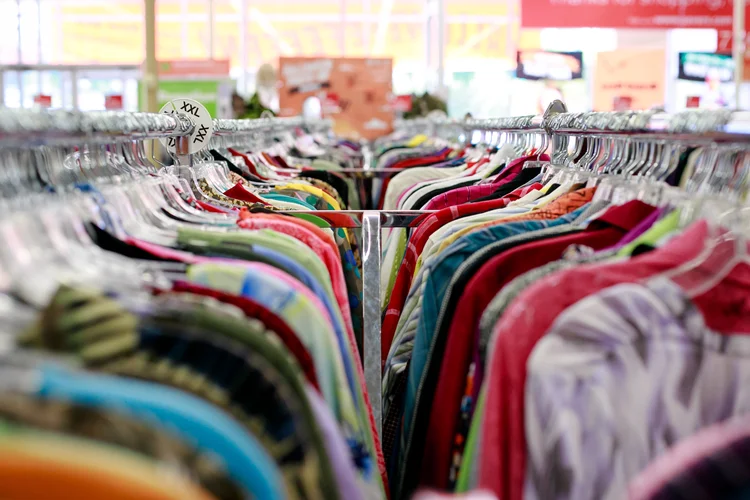 Com conscientização ambiental e incômodo com as marcas de fast fashion, consumidores migram para os brechós online. (Jennifer M. Ramos/Getty Images)