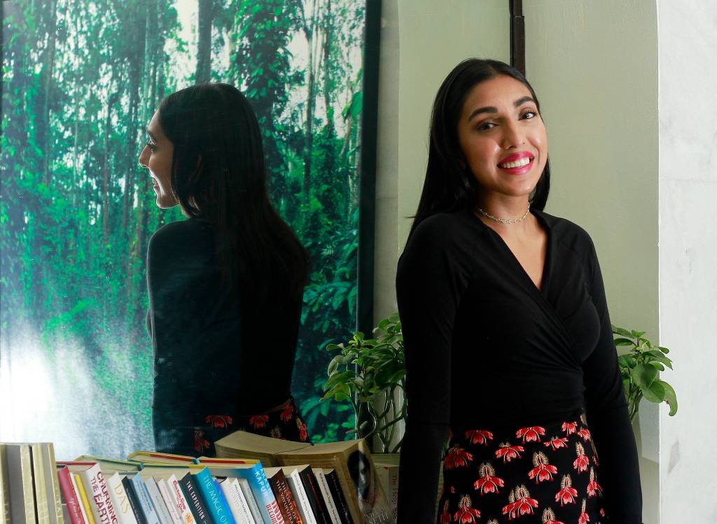 Fenômeno da poesia, Rupi Kaur lança terceira coletânea