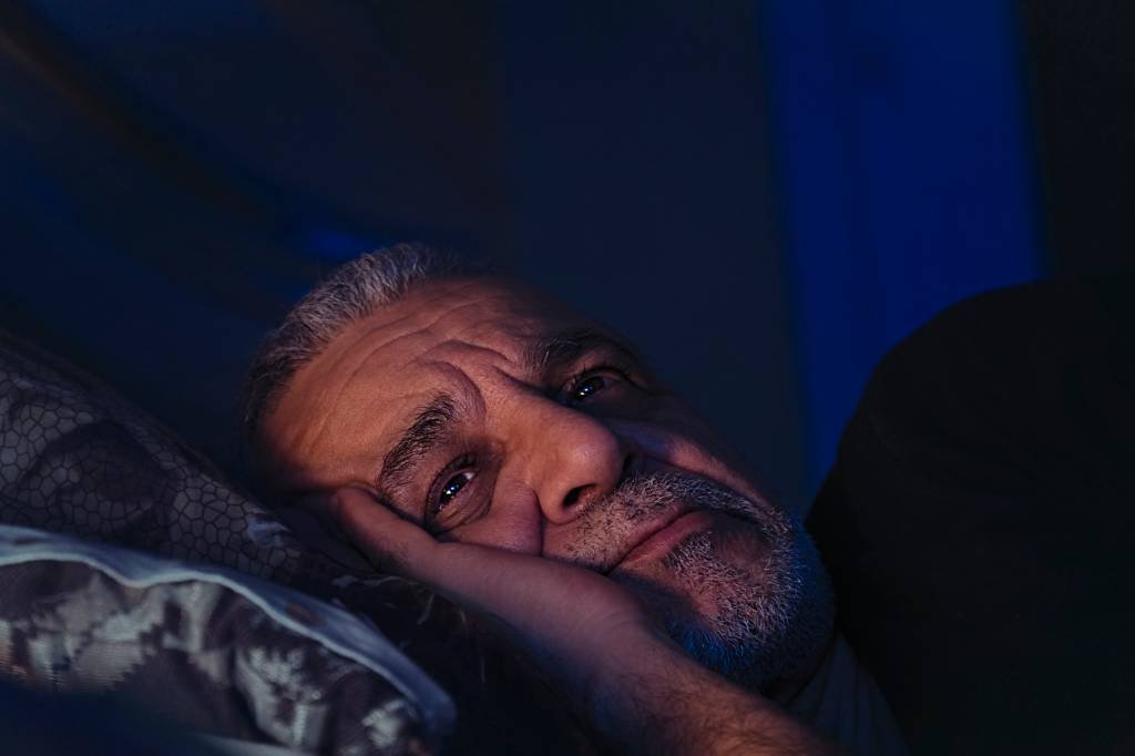 Dormir pouco na meia-idade aumenta risco de demência, sugere estudo