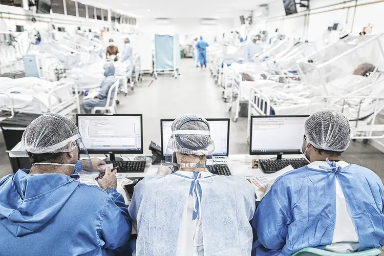 Leito de UTI durante a pandemia: 74% dos recursos doados pelo empresariado no Brasil equipou hospitais (Michael Dantas/Getty Images)