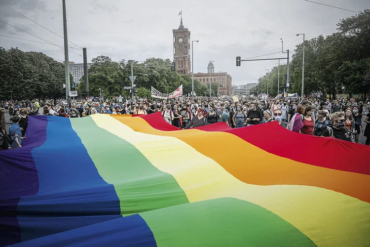 As eleições de 2022 foram as primeiras na história com candidatos LGBTQ nos 50 estados do país e em Washington D.C (Christophe Gateau/Getty Images)