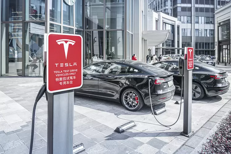 Estação de recarga da Tesla na China:  empresa anuncia venda recorde de veículos no quarto trimestre (Getty Images/Exame)