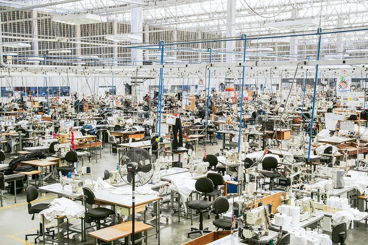 Fábrica em Fortaleza dedica 25% da capacidade à produção de linha mais sustentável (Riachuelo/Divulgação)