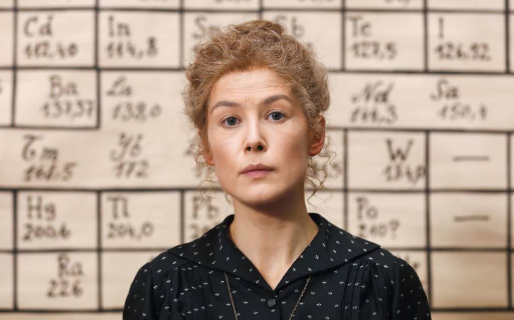 Marie Curie  é interpretada por Rosamund Pike no filme Radioatividade (Netflix/Reprodução)