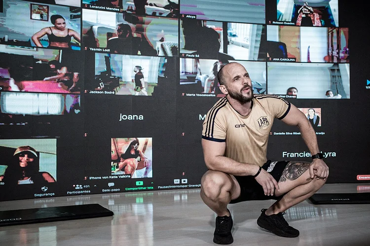 O personal trainer Ricardo Lapa em sua aula ao vivo. (Lapa Team/Divulgação)