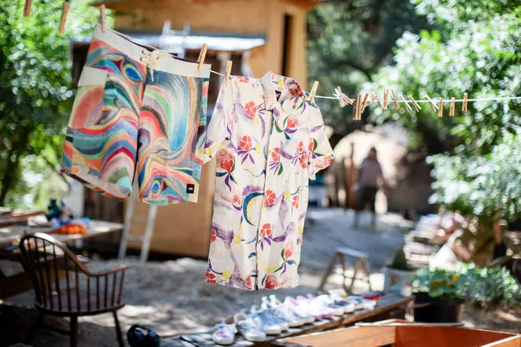 Bermuda e camisa da coleção  “Be Cool to Your Living World” (Seja Legal com o Planeta), com 10% de elastano reciclado de poliéster e 80% de algodão orgânico. (Vans/Divulgação)