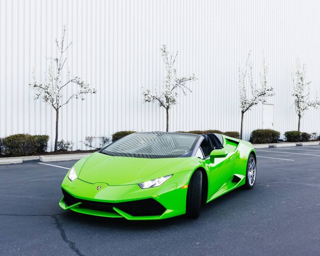 Chris Steinbacher com seu mais recente projeto de reconstrução da Lamborghini. "Comecei por volta do início de 2015 sem saber absolutamente nada sobre carros", disse ele.  (Will Matsuda/The New York Times)