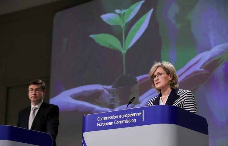 Vice-presidente da Comissão Europeia, Valdis Dombrovskis, e a comissária para serviços financeiros e mercados de capitais da União Europeia, Mairead McGuinness (Olivier Hoslet/Reuters)