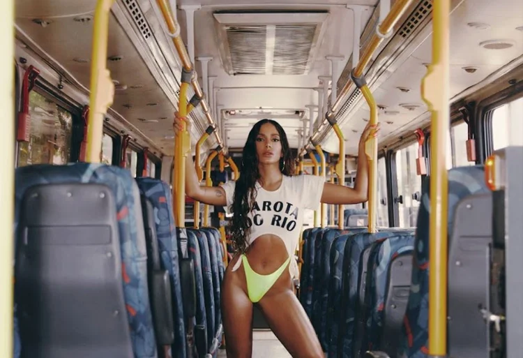 Anitta em foto promocional de seu novo clipe, "Girl From Rio": primeira artista brasileira a figurar no top 100 da lista da platafor Shazam nos EUA (Mar+Vin/Divulgação)