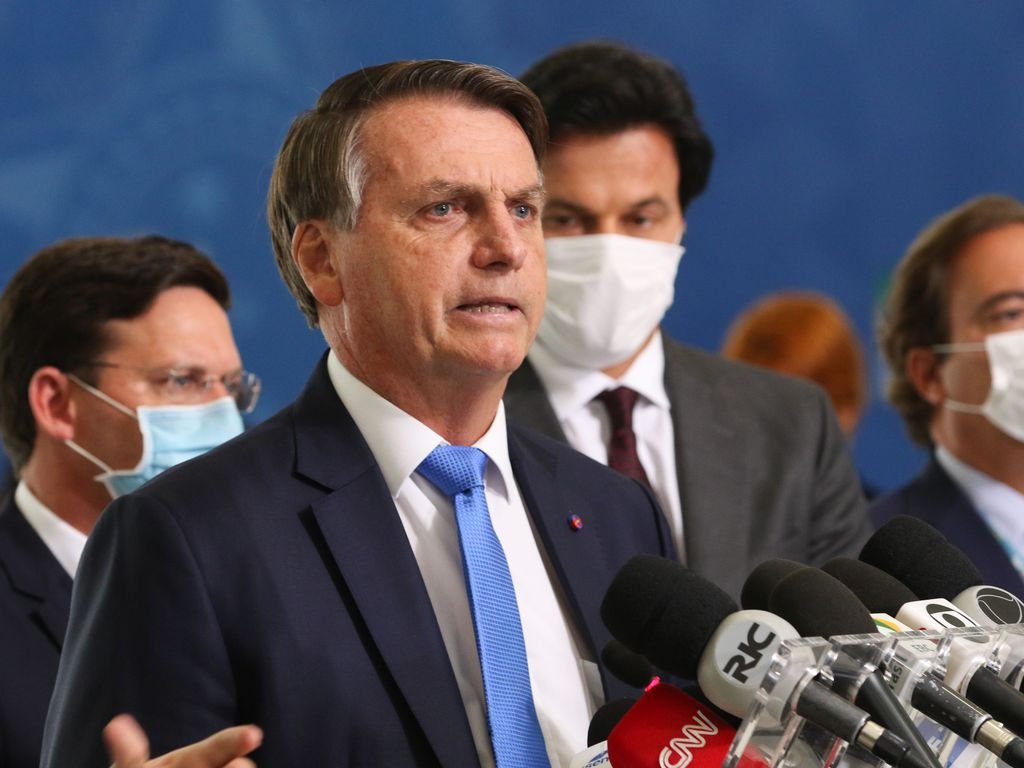 "Não tinha tanta vacina disponível", diz Bolsonaro sobre compra de doses