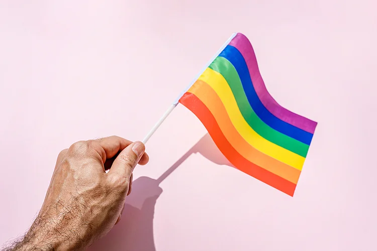 Pessoas LGBTQIA+ aprendem desde cedo a esconder parte de si. (Javier Zayas Photography/Getty Images)