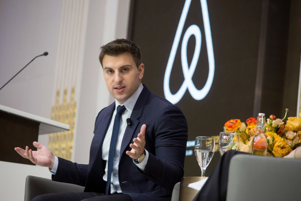 Para o CEO do Airbnb, quem não adota o trabalho remoto está em desvantagem