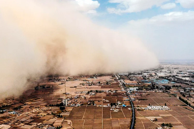 Tempestade de areia cobre Zhangye, cidade na China (STR / CNS/AFP)