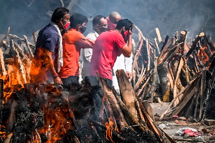 A Índia superou a marca de 200 mil mortos por coronavírus nesta quarta-feira (Prakash SINGH/AFP)