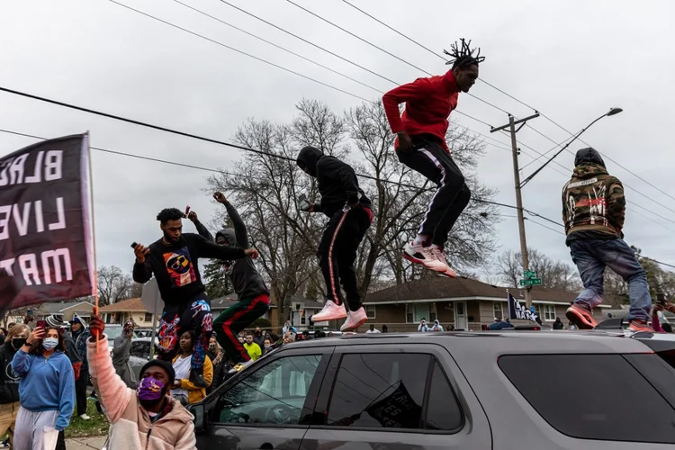 Muitas pessoas se aglomeraram diante da delegacia principal de Brooklyn Center, ao noroeste de Minneapolis (Kerem Yucel/AFP)