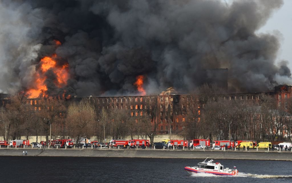 Incêndio gigantesco destrói fábrica histórica na Rússia; veja fotos