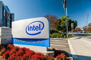 Imagem referente à matéria: Intel tem queda de 21,5% no pré-mercado – e deve demitir até 15 mil funcionários