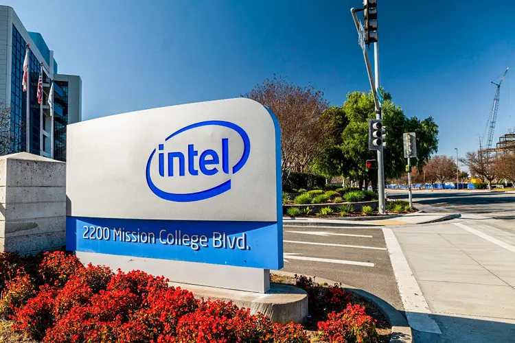 Intel sofreu perdas grandes no pré-mercado americano e deve demitir 15 mil funcionários. (David Paul Morris/Bloomberg via/Getty Images)