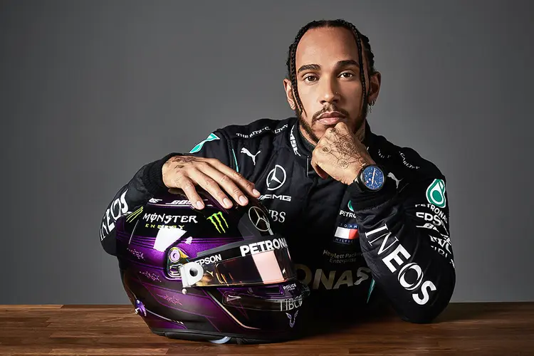 Hamilton, que corre com a Mercedes e é o único piloto negro da F1, disse  que as redes sociais precisam fazer mais para combater as ofensas raciais. (Divulgação/Divulgação)