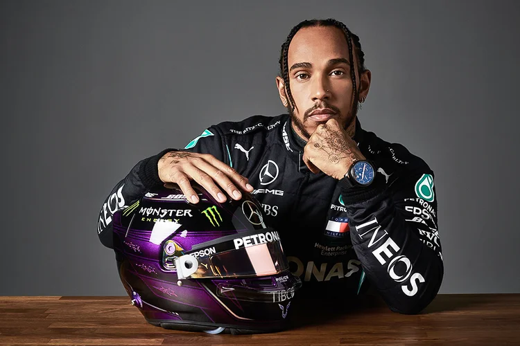 Hamilton, que corre com a Mercedes e é o único piloto negro da F1, disse  que as redes sociais precisam fazer mais para combater as ofensas raciais. (Divulgação/Divulgação)