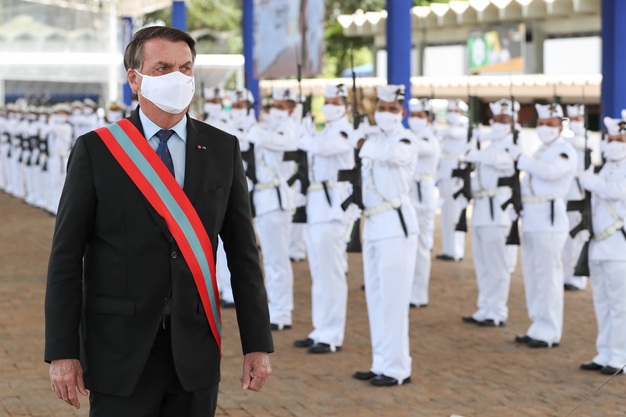 Bolsonaro pressiona senador a abrir impeachment de ministros do STF