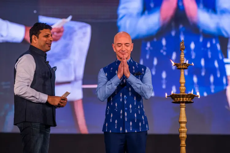 O CEO da Amazon, Jeff Bezos, com o chefe da Amazon Índia, Amit Agarwal, durante o evento anual de Smbhav da Amazon em janeiro de 2020. (Pradeep Gaur/Mint/Getty Images)