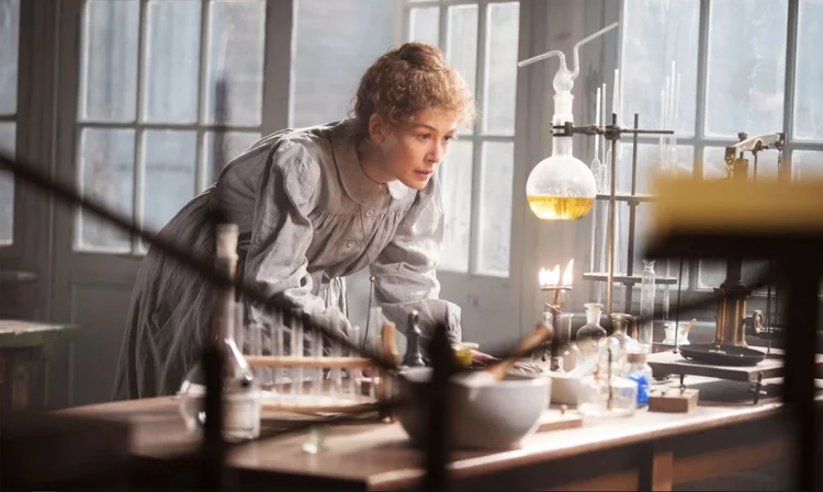 Cena de "Radioactive", cinebiografia da cientista polonesa Marie Curie, a única mulher laureada duas vezes com o Prêmio Nobel (Reprodução/Divulgação)