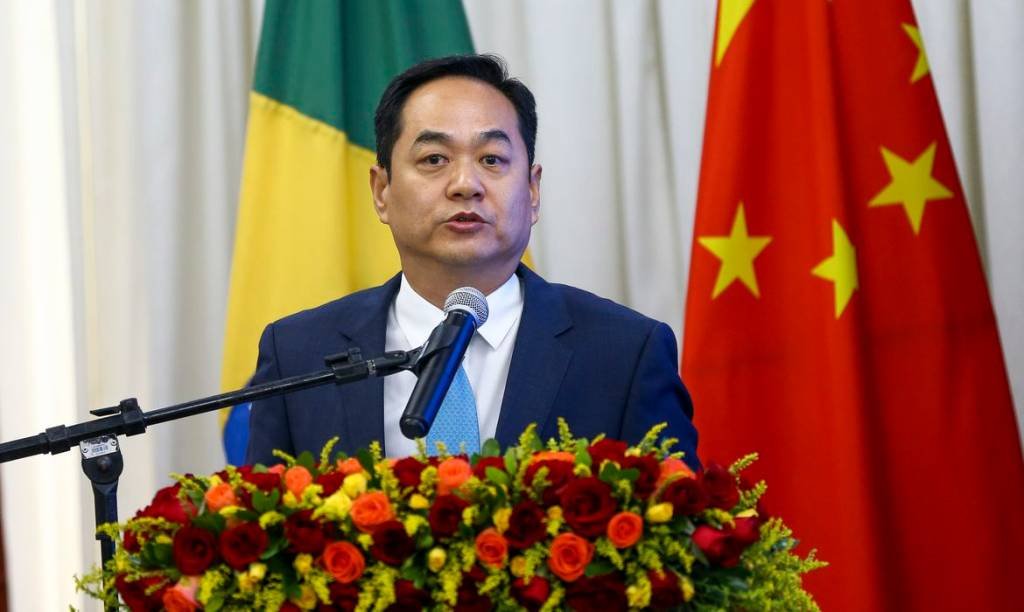 Embaixador chinês alfineta e Itamaraty repara gafe sobre envio de insumos
