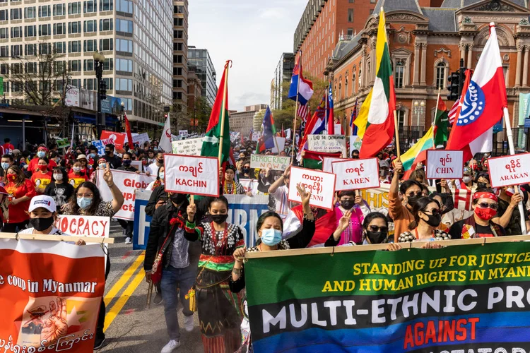 Protesto em Mianmar contra golpe militar. Ao menos 700 civis já morreram  (Tasos Katopodis / Correspondente/Getty Images)