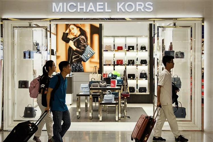 Loja internacional da Michael Kors: entre os produtos 
disponíveis estão bolsas, acessórios, perfumes, calçados e relógios que levam o nome da marca (Maika Elan/Bloomberg/Getty Images)