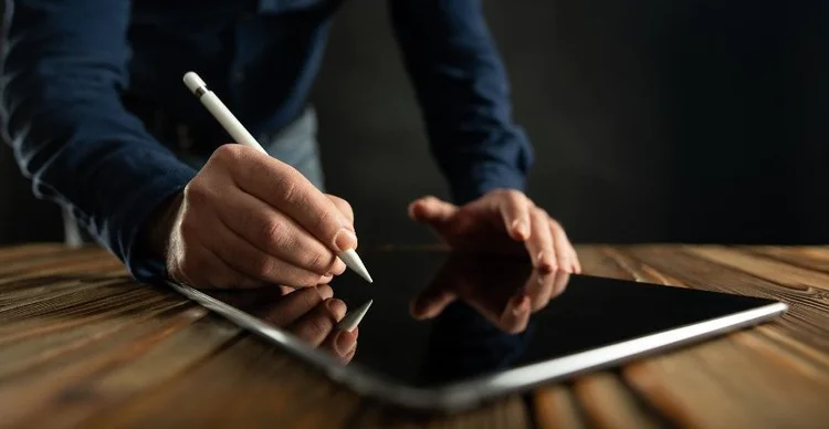 O Senado aprovou, em setembro, a desburocratização das assinaturas eletrônicas de documentos para ampliar o acesso a serviços públicos digitais (Foto/Reprodução)