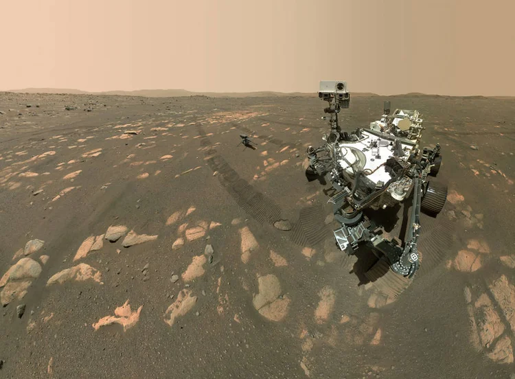 Selfie do rover Perseverance com o helicóptero Ingenuity em solo marciano (Nasa/Reprodução)