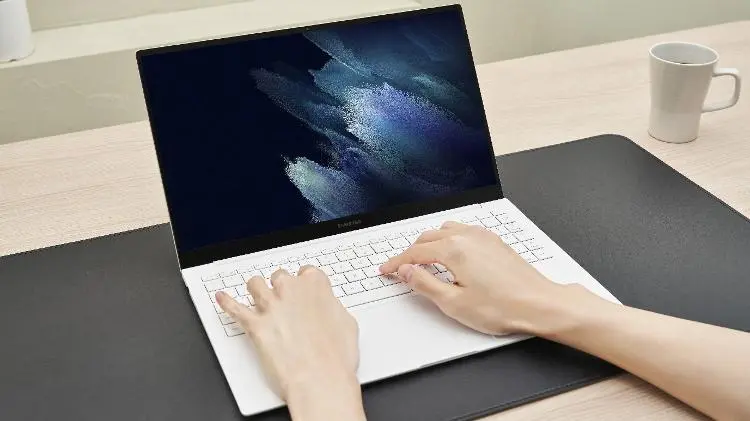 Samsung Galaxy Book Pro: notebooks têm cancelamento de ruído em chamadas de voz (Samsung/Divulgação)