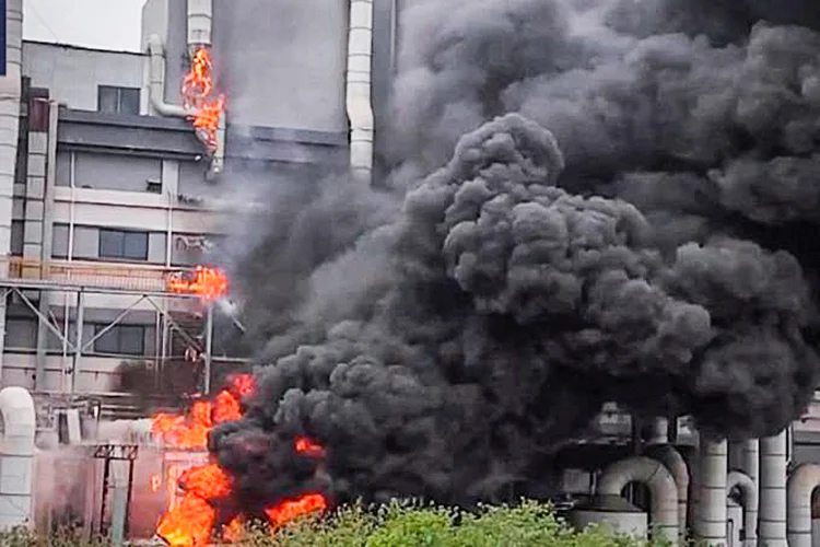 Incêndio começou por volta das 13h30, no horário local (CCTV/Reprodução)
