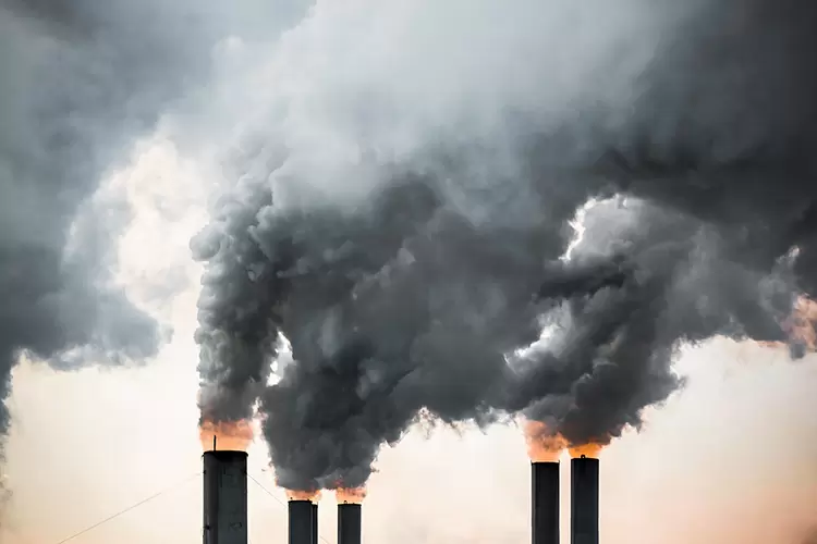 A valorização dos preços no maior mercado de carbono do mundo mostra que fazer a indústria pagar para poluir está funcionando, justo quando líderes mundiais se reúnem para debater o clima (Alexandros Maragos/Getty Images)