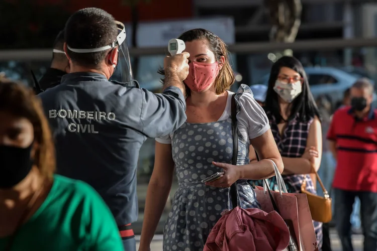 Checagem de temperatura de cliente em shopping: plano de flexibilização permite abertura por 8 horas (NELSON ALMEIDA/AFP/Getty Images)