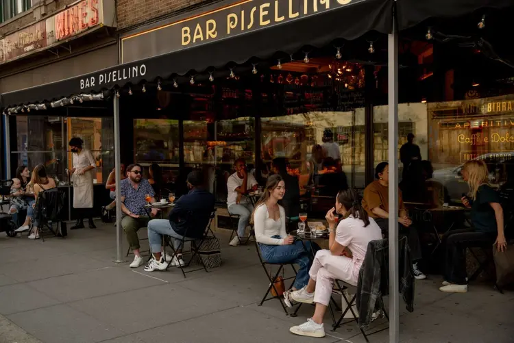 Restaurante no West Village, em Nova York: 5.000 restaurantes fecharam desde março do ano passado na cidade (Amir Hamja/Bloomberg)