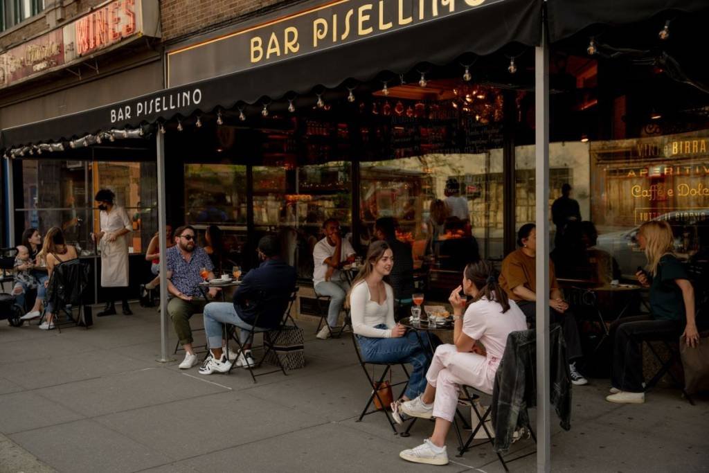 Reabertura de restaurantes em Manhattan tem falta de mão de obra